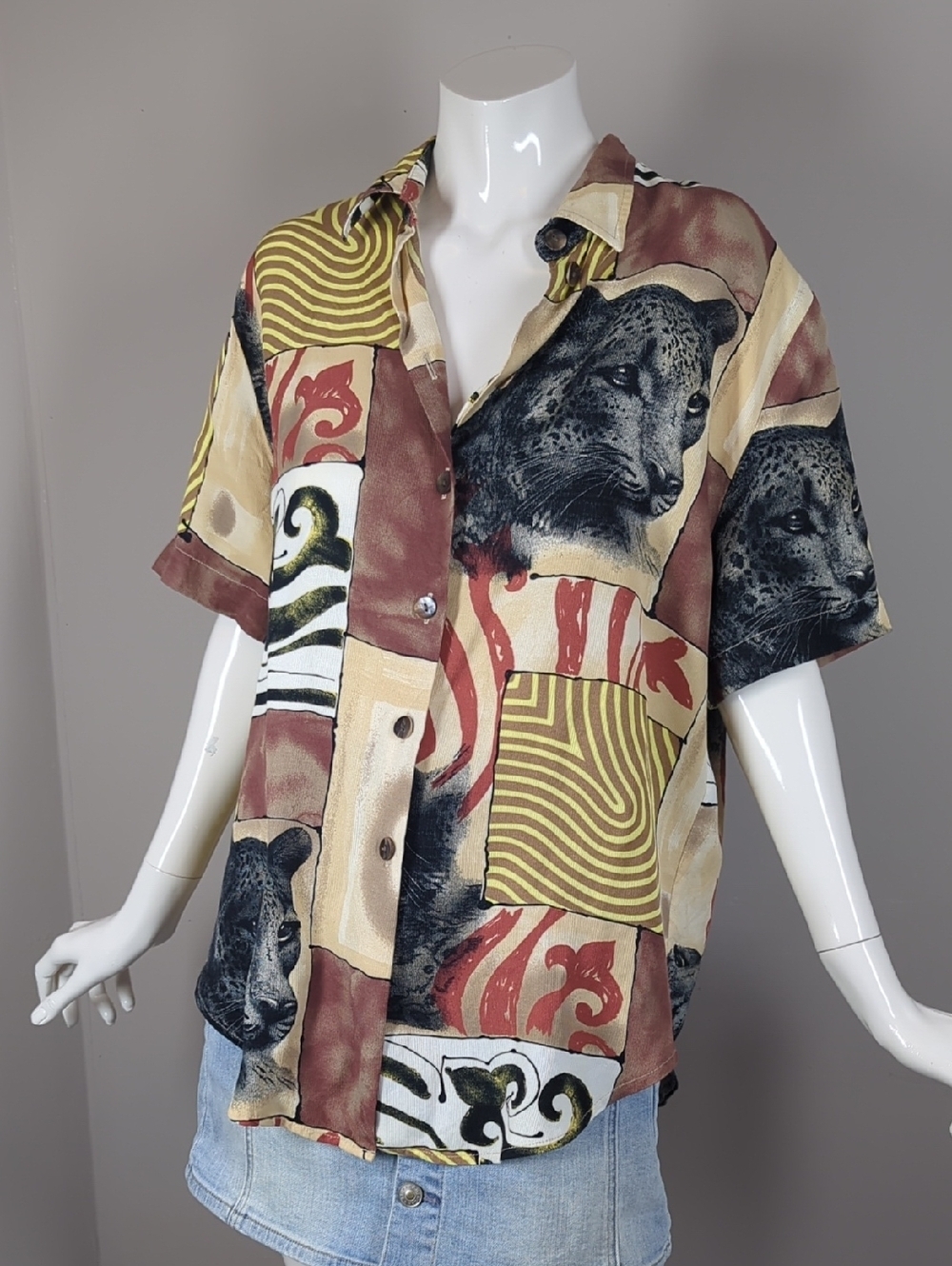 Vintage Womens Short Sleeve Button-Up Shirt in Multicolor - Animal Print